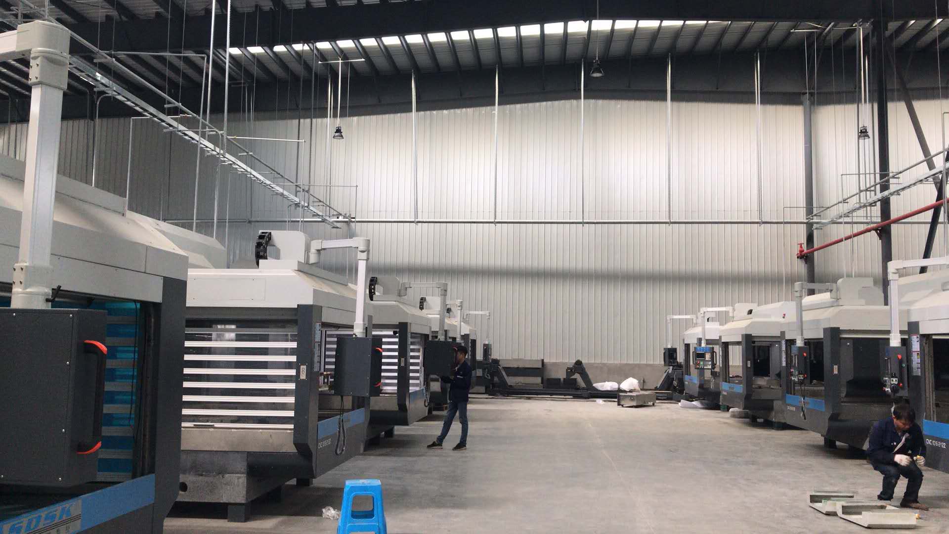 10月出貨50臺精雕機(jī)，背后的勤勞付出值得贊揚(yáng)。